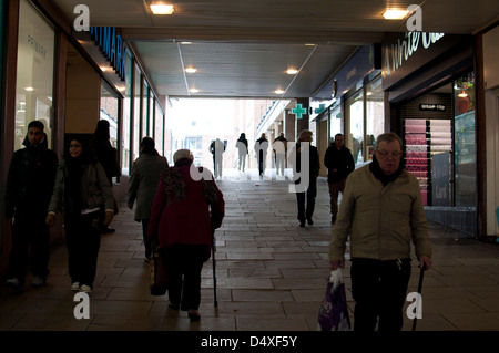 Shopper in Cross Cheaping, Coventry City Centre, Großbritannien Stockfoto