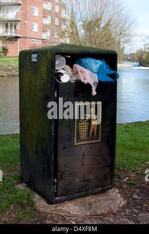 Volle Abfallbehälter Stockfoto