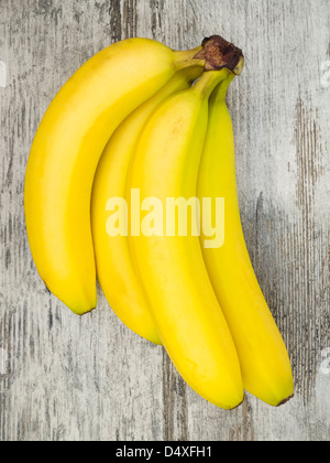 Bananen auf Holz Stockfoto