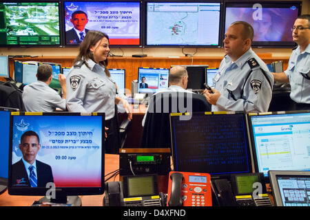 Israel Polizei-Beauftragter, Yohanan Danino ist auf den Betrieb und die Kommandozentrale in Israel Polizei nationales Hauptquartier, wo alle Informationen, sowohl aus menschlichen Quellen und Signal-Quellen, auf nationaler Ebene geschleust wird informiert. Jerusalem, Israel. 20. März 2013.  Israel Polizei-Beauftragter, Yohanan Danino führt die Last-Minute-Inspektionen an entscheidenden Punkten im Rahmen der Operation unzerbrechlich Allianz nur wenige Stunden vor US-Präsident Barack Obama für einen 48-Stunden Besuch kommen soll. Jerusalem, Israel. 20. März 2013. Stockfoto