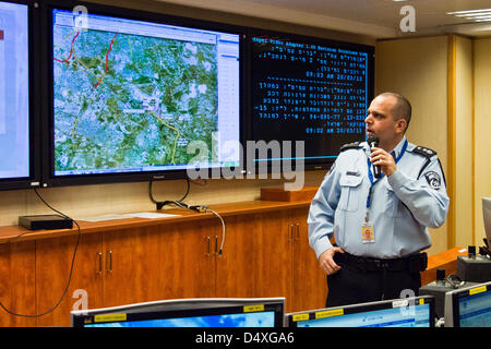 Israel Polizei-Beauftragter, Yohanan Danino ist auf den Betrieb und die Kommandozentrale in Israel Polizei nationales Hauptquartier, wo alle Informationen, sowohl aus menschlichen Quellen und Signal-Quellen, auf nationaler Ebene geschleust wird informiert. Jerusalem, Israel. 20. März 2013.  Israel Polizei-Beauftragter, Yohanan Danino führt die Last-Minute-Inspektionen an entscheidenden Punkten im Rahmen der Operation unzerbrechlich Allianz nur wenige Stunden vor US-Präsident Barack Obama für einen 48-Stunden Besuch kommen soll. Jerusalem, Israel. 20. März 2013. Stockfoto