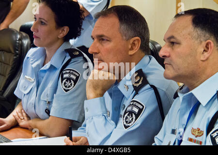 Israel Polizei-Beauftragter, Yohanan Danino (C), ist auf den Betrieb und die Kommandozentrale in Israel Polizei nationales Hauptquartier, wo alle Informationen, sowohl aus menschlichen Quellen und Signal-Quellen, auf nationaler Ebene geschleust wird informiert. Jerusalem, Israel. 20. März 2013.  Israel Polizei-Beauftragter, Yohanan Danino führt die Last-Minute-Inspektionen an entscheidenden Punkten im Rahmen der Operation unzerbrechlich Allianz nur wenige Stunden vor US-Präsident Barack Obama für einen 48-Stunden Besuch kommen soll. Jerusalem, Israel. 20. März 2013. Stockfoto