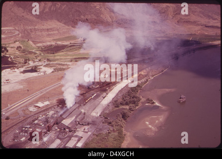 Ein Foto vom Mai 1973, das ein Industriewerk am Upper Columbia River zeigt. Das Bild zeigt die Lage des Werks in der Nähe des Flusses und seine Rolle in der industriellen Tätigkeit der Region. Stockfoto