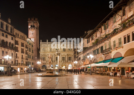 Verona - Piazza Erbe in der Nacht und Porta Leona und Palazzo Maffei in backgroud Stockfoto