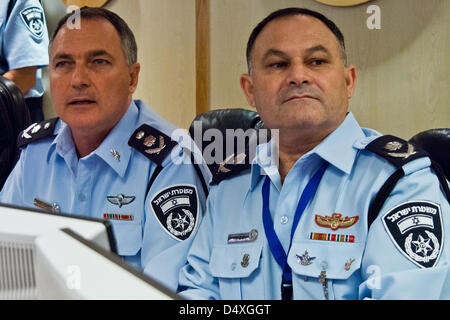 Israel Polizei-Beauftragter, Yohanan Danino (L), ist auf den Betrieb und die Kommandozentrale in Israel Polizei nationales Hauptquartier, wo alle Informationen, sowohl aus menschlichen Quellen und Signal-Quellen, auf nationaler Ebene geschleust wird informiert. Jerusalem, Israel. 20. März 2013.  Israel Polizei-Beauftragter, Yohanan Danino führt die Last-Minute-Inspektionen an entscheidenden Punkten im Rahmen der Operation unzerbrechlich Allianz nur wenige Stunden vor US-Präsident Barack Obama für einen 48-Stunden Besuch kommen soll. Jerusalem, Israel. 20. März 2013. Stockfoto