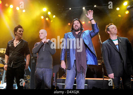 Danny Thompson (L-R), Guy Erez, Alan Parsons und Paul Josef Olsson von The Alan Parsons Live Project stehen auf der Bühne während eines Konzerts von der Greatest Hits Tour 2013 von Alan Parsons Live Project Phoenix-Halle in Mainz, Deutschland, 19. März 2013.  Foto: Revierfoto Stockfoto