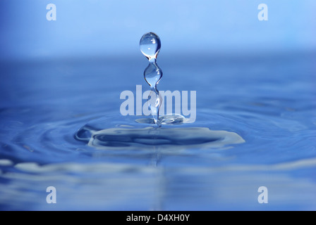 Der Runde transparente Wassertropfen fällt nach unten Stockfoto