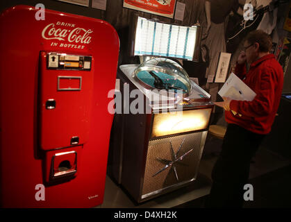 20. März 2013 werden in der Ausstellung "American Way" im Haus der Geschichte in Bonn, Deutschland, eine Coca-Cola-Automaten und Juke-Box angezeigt. Die Ausstellung läuft vom 21. März bis 13. Oktober 2013. Foto: OLIVER BERG Stockfoto