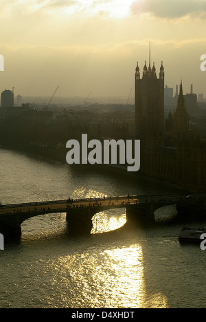 Sonnenuntergang über London an einem kalten, winterlichen Tag. Palace of Westminster und Big Ben Silhouetten mit der Themse Stockfoto