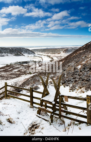 Ein Blick auf den Stil und Weg zum Loch Horcum, in der Nähe von Levisham genommen im winter Stockfoto