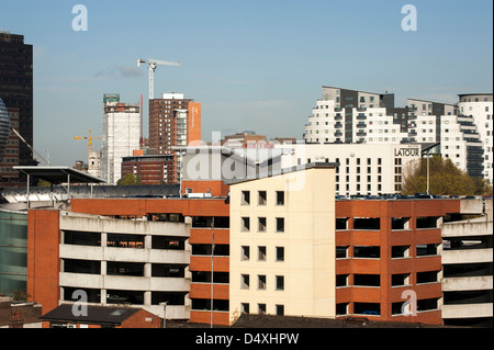 Birmingham Stadtzentrum mit Blick über das Waffenviertel zum Millennium Point, Großbritannien Stockfoto