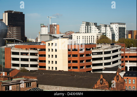 Birmingham Stadtzentrum mit Blick über das Waffenviertel zum Millennium Point, Großbritannien Stockfoto
