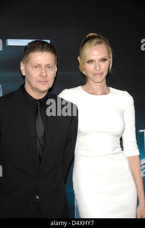 20. März 2013 - statt Hollywood, Kalifornien, USA - Andrew Niccol und Rachel Roberts während der Premiere des neuen Films von OPENROAD THE HOST, auf dem Arclight Cinerama Dome am 19. März 2013, in Los Angeles. (Kredit-Bild: © Michael Germana/Globe Photos/ZUMAPRESS.com) Stockfoto