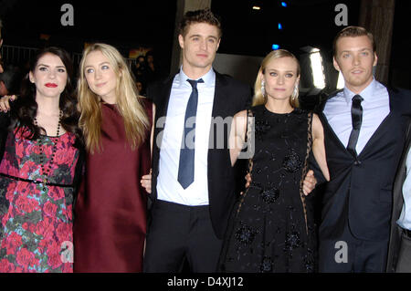 20. März 2013 - statt Hollywood, Kalifornien, USA - Stephenie Meyer, Saoirse Ronan, Andrew Niccol, Max Irons, Diane Kruger und Jake Abel während der Premiere des neuen Films von OPENROAD THE HOST, auf dem Arclight Cinerama Dome am 19. März 2013, in Los Angeles. (Kredit-Bild: © Michael Germana/Globe Photos/ZUMAPRESS.com) Stockfoto