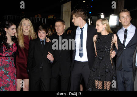 20. März 2013 - statt Hollywood, Kalifornien, USA - Stephenie Meyer, Saoirse Ronan, Chandler Canterbury, Andrew Niccol, Max Irons, Diane Kruger und Jake Abel während der Premiere des neuen Films von OPENROAD THE HOST, auf dem Arclight Cinerama Dome am 19. März 2013, in Los Angeles. (Kredit-Bild: © Michael Germana/Globe Photos/ZUMAPRESS.com) Stockfoto