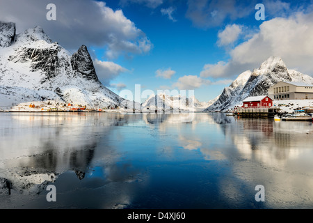 Blick nach Norden auf Reine Hafen in Richtung Sakrisoy auf den Lofoten-Inseln Stockfoto