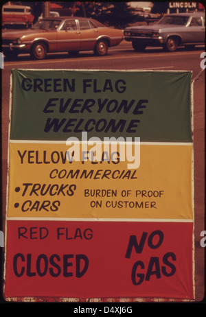 Benzin-Händler in Oregon angezeigt Zeichen erklären die Flag-Politik während der Ölkrise im Winter 1973-74...05/1974 Stockfoto