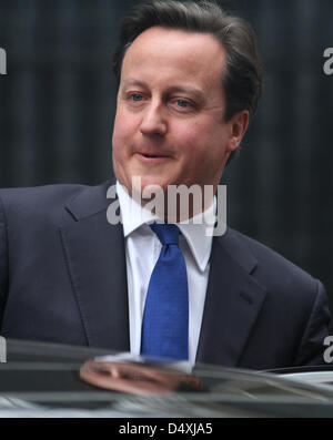 DAVID CAMERON britische Premierminister Blätter 10 DOWNING STREET DOWNING STREET LONDON ENGLAND UK 20. März 2013 Stockfoto