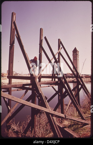 Ein Foto vom Mai 1973, das den Bau auf dem Gelände der Expo 74 entlang des Columbia River zeigt. Das Bild zeigt die Vorbereitungen für die Weltausstellung in Spokane, Washington, die von der EPA dokumentiert wurde. Stockfoto