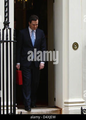 London UK Budget Tag 20. März 2013 Kanzler des Finanzministeriums, George Osborne, hält das rote Feld Budget außerhalb Nummer 11 Downing Street vor der Auslieferung sein Budgets in The House Of Commons.   Bild: Paul Marriott Photography Stockfoto