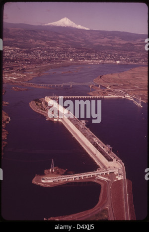 The Dalles Dam auf dem Columbia River. Im Hintergrund ist der Mt Hood, 11,235 ft. Höhe, ist der höchste Punkt in Oregon 06/1973 Stockfoto