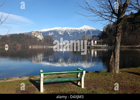 Einen Sitzplatz mit Blick auf Burg von Bled und der Wallfahrtskirche Mariä Himmelfahrt auf Bled Island Lake Bled Slowenien Stockfoto
