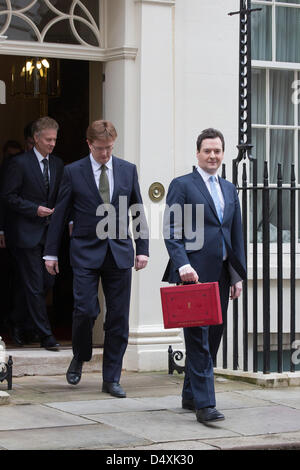 Mittwoch, 20. März 2013, London, UK. George Osborne, Kanzler des Finanzministeriums, hält seine rote ministeriellen Versand Box außerhalb 11 Downing Street In London. Er stellt mit seinem Treasury Team vor der Präsentation des Jahreshaushalts im Parlament. Bildnachweis: Nick Savage/Alamy Live-Nachrichten Stockfoto