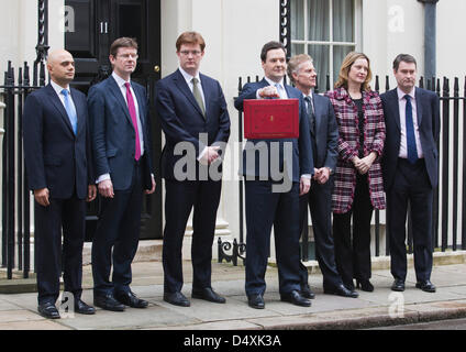 Mittwoch, 20. März 2013, London, UK. George Osborne, Kanzler des Finanzministeriums, hält seine rote ministeriellen Versand Box außerhalb 11 Downing Street In London. Er stellt mit seinem Treasury Team vor der Präsentation des Jahreshaushalts im Parlament. Bildnachweis: Nick Savage/Alamy Live-Nachrichten Stockfoto