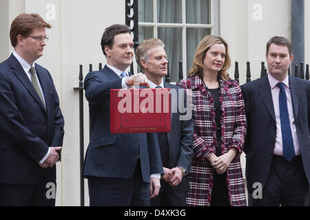 Mittwoch, 20. März 2013, London, UK. George Osborne, Kanzler des Finanzministeriums, hält seine rote ministeriellen Versand Box außerhalb 11 Downing Street In London. Er stellt mit seinem Treasury Team vor der Präsentation des Jahreshaushalts im Parlament. Bildnachweis: Nick Savage/Alamy Live-Nachrichten Stockfoto