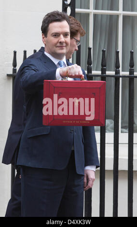 Mittwoch, 20. März 2013, London, UK. George Osborne, Kanzler des Finanzministeriums, hält seine rote ministeriellen Versand Box außerhalb 11 Downing Street In London, vor der Vorlage des jährlichen Haushalts im Parlament. Bildnachweis: Nick Savage/Alamy Live-Nachrichten Stockfoto