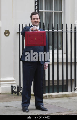 Mittwoch, 20. März 2013, London, UK. George Osborne, Kanzler des Finanzministeriums, hält seine rote ministeriellen Versand Box außerhalb 11 Downing Street In London, vor der Vorlage des jährlichen Haushalts im Parlament. Bildnachweis: Nick Savage/Alamy Live-Nachrichten Stockfoto