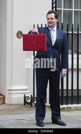 Mittwoch, 20. März 2013, London, UK. George Osborne, Kanzler des Finanzministeriums, hält seine rote ministeriellen Versand Box außerhalb 11 Downing Street In London, vor der Vorlage des jährlichen Haushalts im Parlament. Bildnachweis: Nick Savage/Alamy Live-Nachrichten Stockfoto