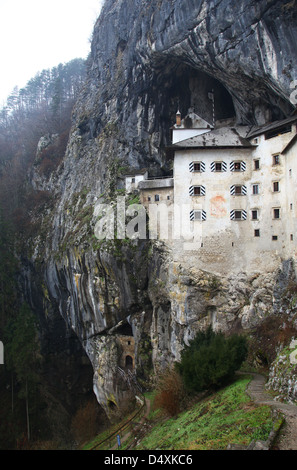 Außenseite der Burg Predjama Rock Mountain Hang Slowenien Stockfoto