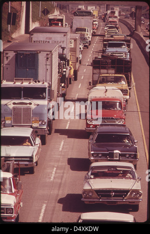 Ein Foto vom Mai 1973, das Fahrzeuge zeigt, die sich der Interstate Bridge über den Columbia River auf der Route 1-5 nähern, Teil des DOCUMERICA-Projekts, das die US-Infrastruktur dokumentiert. Stockfoto