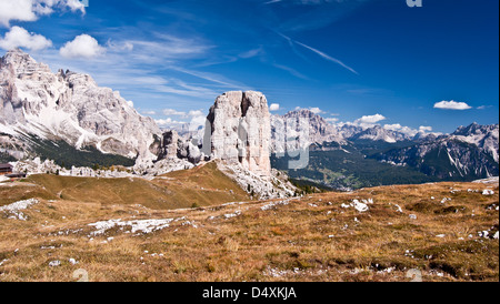 Cinque Torri rockt Bildung umgeben von mehr Dolomitian Gipfel mit blauem Himmel und einige kleine schöne weiße Wolken Stockfoto