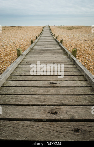 Holzbrett Fuß Dungeness Strand, Kent, England, UK Stockfoto