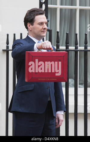 Mittwoch, 20. März 2013, London, UK. George Osborne, Kanzler des Finanzministeriums, hält seine rote ministeriellen Versand Box außerhalb 11 Downing Street In London, vor der Vorlage des jährlichen Haushalts im Parlament. Bildnachweis: Nick Savage/Alamy Live-Nachrichten Stockfoto