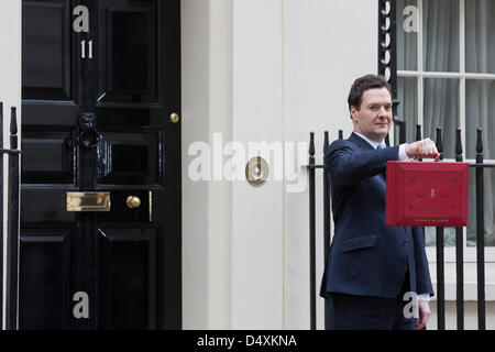 Mittwoch, 20. März 2013, London, UK. George Osborne, Kanzler des Finanzministeriums, hält seine rote ministeriellen Versand Box außerhalb 11 Downing Street In London, vor der Vorlage des jährlichen Haushalts im Parlament. Bildnachweis: Nick Savage/Alamy Live-Nachrichten Stockfoto