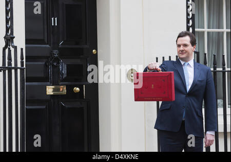 Mittwoch, 20. März 2013, London, UK. George Osborne, Kanzler des Finanzministeriums, hält seine rote ministeriellen Versand Box außerhalb 11 Downing Street In London, vor der Vorlage des jährlichen Haushalts im Parlament. Bildnachweis: Nick Savage/Alamy Live-Nachrichten Stockfoto