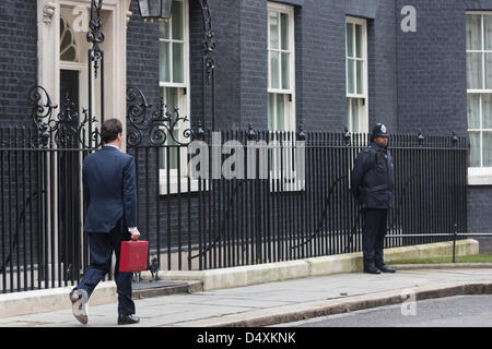 Mittwoch, 20. März 2013, London, UK. George Osborne, Kanzler des Finanzministeriums, hält seine rote ministeriellen Versand Box außerhalb 11 Downing Street In London, vor der Vorlage des jährlichen Haushalts im Parlament. Bildnachweis: Nick Savage/Alamy Live-Nachrichten Stockfoto