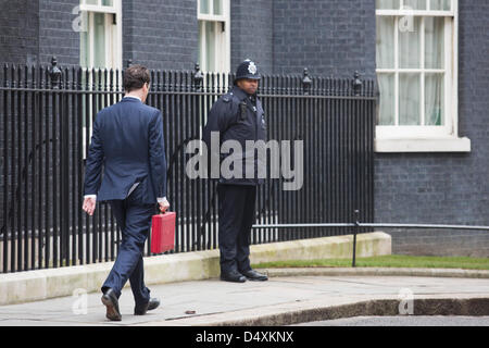 Mittwoch, 20. März 2013, London, UK. George Osborne, Kanzler des Finanzministeriums, hält seine rote ministeriellen Versand Box außerhalb 11 Downing Street In London, vor der Vorlage des jährlichen Haushalts im Parlament. Bildnachweis: Nick Savage/Alamy Live-Nachrichten Stockfoto