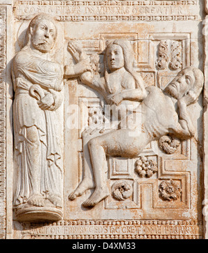 VERONA - 27.Januar: Erleichterung der Schöpfung der Frau Fassade der romanischen Basilika San Zeno. Stockfoto