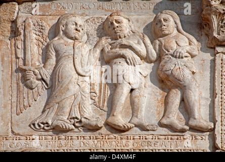 VERONA - 27.Januar: Vertreibung von Adam und Eva aus dem Paradies Fassade der romanischen Basilika San Zeno Stockfoto