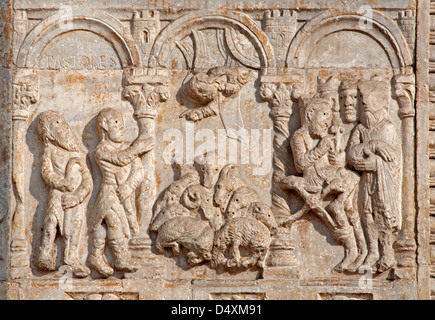 VERONA - 27.Januar: Relief der Anbetung der Heiligen drei Könige und Pastoren aus der Fassade der Basilika San Zeno. Stockfoto