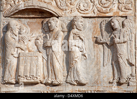 VERONA - 27.Januar: Darstellung Jesu im Tempel von Fassade der romanischen Basilika San Zeno. Stockfoto