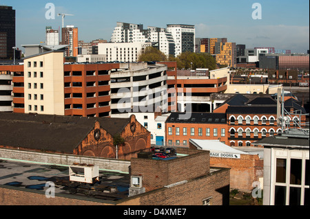 Birmingham Stadtzentrum mit Blick über das Waffenviertel zum Millennium Point, Großbritannien Stockfoto