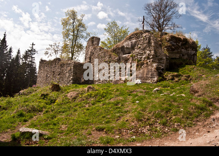 Ruinen von höchster Schloss in der Tschechischen Republik - Vitkuv Schloss Hrádek in Sumava Gebirge in der Tschechischen Republik in der Nähe von Lipno Stausee bei schönem Tag Stockfoto