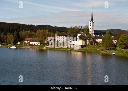 Panorama von Frymburk Dorf mit Lipno-stausee in Tschechien in der Nähe der Grenzen zu Österreich während der schöne Frühling Tag mit blauem Himmel Stockfoto