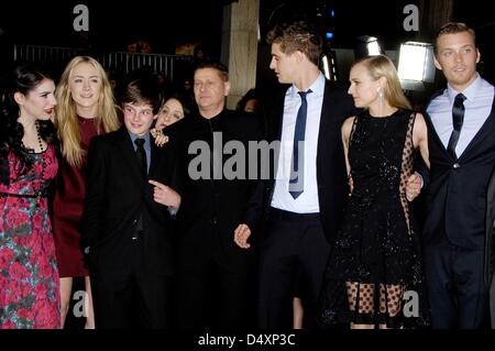 Los Angeles, Kalifornien, USA. 19. März 2013. Stephenie Meyer, Saoirse Ronan, Chandler Canterbury, Andrew Niccol, Max Irons, Diane Kruger, Jake Abel im Ankunftsbereich für THE HOST Premiere, Cinerama Dome at The Arclight Hollywood, Los Angeles, CA 19. März 2013. Foto von: Michael Germana/Everett Collection/Alamy Live-Nachrichten Stockfoto