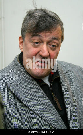 14. März 2013 - St. Petersburg, Russland - März 14,2013.St.Petersburg,Russia. Im Bild: Englischer Schauspieler und Schriftsteller Stephen Fry in St. Petersburg... Der bekannte britische Schauspieler, Schriftsteller und Humorist Stephen Fry ist in St. Petersburg für Dreharbeiten zu einem Spielfilm über Probleme der LGBT-Gemeinschaft in Russland angekommen. (Kredit-Bild: © PhotoXpress/ZUMAPRESS.com) Stockfoto